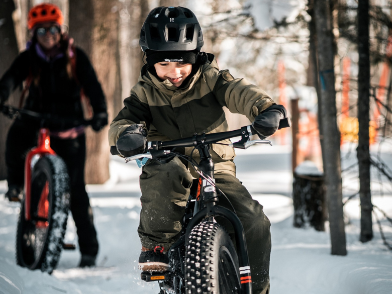 Faîtes du vélo de montagne en hiver, en famille au Parc de la rivière Gentilly!